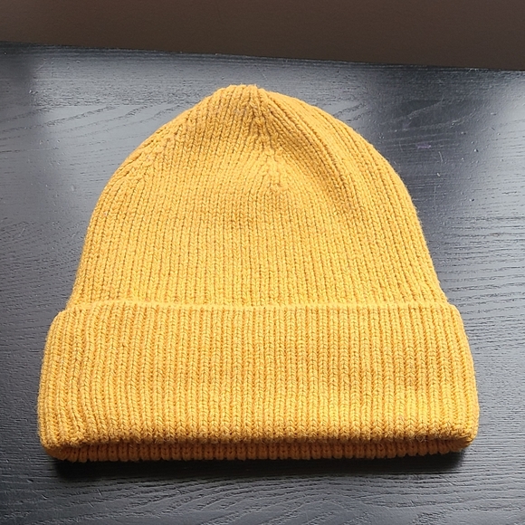 Simons Ribbed Tuque - Picture 5 of 6